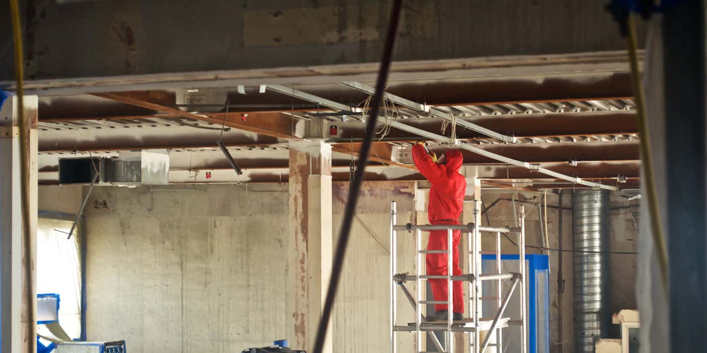 Operative working at height inside a stripped structure